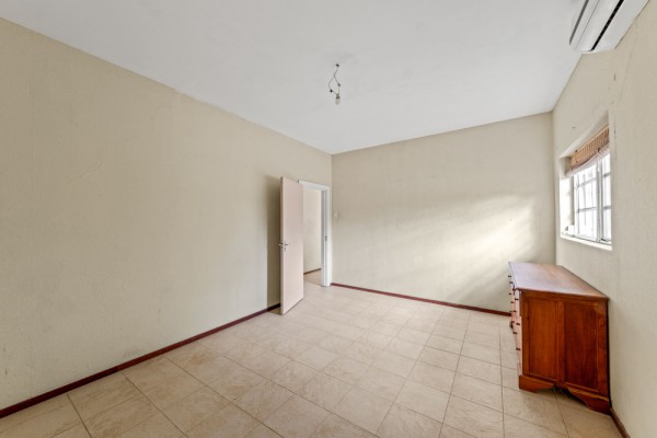 Detached House on a Spacious Lot on Caracasbaaiweg