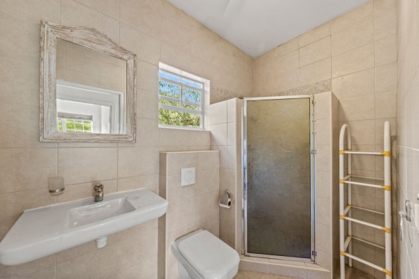 Detached House on a Spacious Lot on Caracasbaaiweg