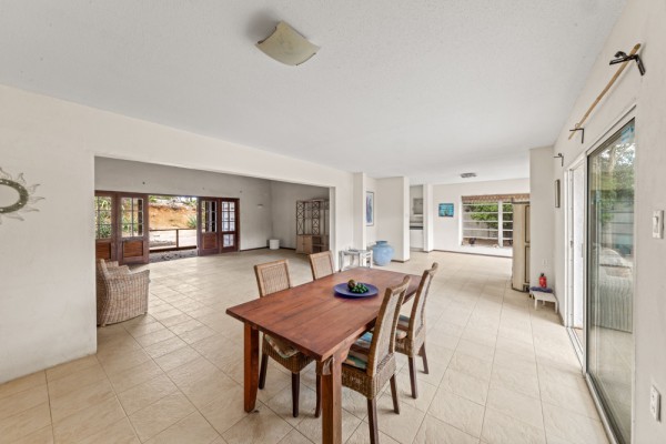 Detached House on a Spacious Lot on Caracasbaaiweg