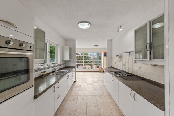 Detached House on a Spacious Lot on Caracasbaaiweg