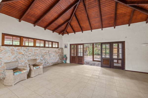 Detached House on a Spacious Lot on Caracasbaaiweg