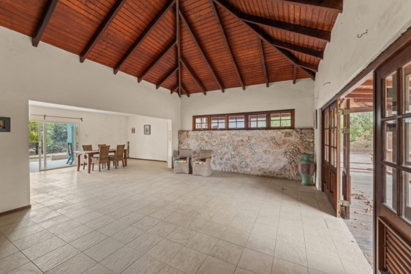 Detached House on a Spacious Lot on Caracasbaaiweg