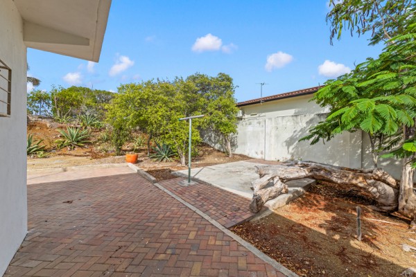Detached House on a Spacious Lot on Caracasbaaiweg