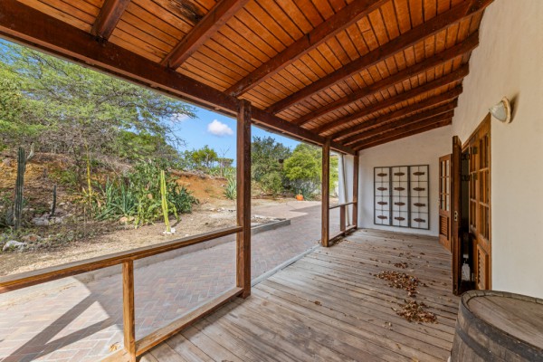 Detached House on a Spacious Lot on Caracasbaaiweg