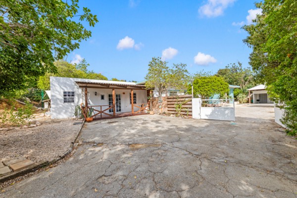 Detached House on a Spacious Lot on Caracasbaaiweg