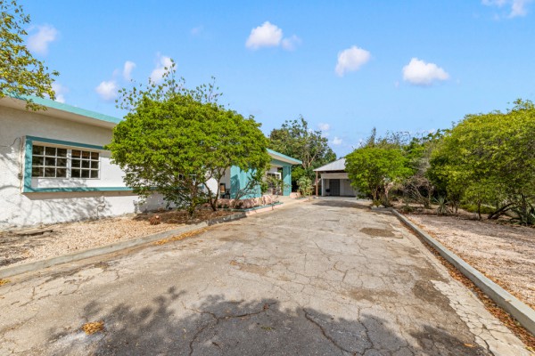 Detached House on a Spacious Lot on Caracasbaaiweg