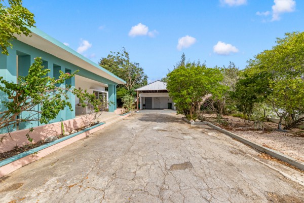 Detached House on a Spacious Lot on Caracasbaaiweg