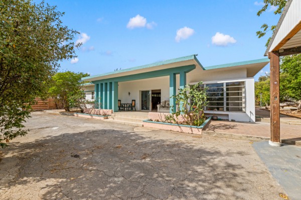 Detached House on a Spacious Lot on Caracasbaaiweg