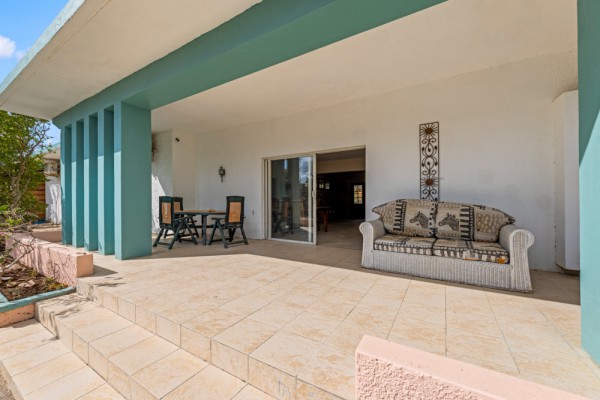 Detached House on a Spacious Lot on Caracasbaaiweg