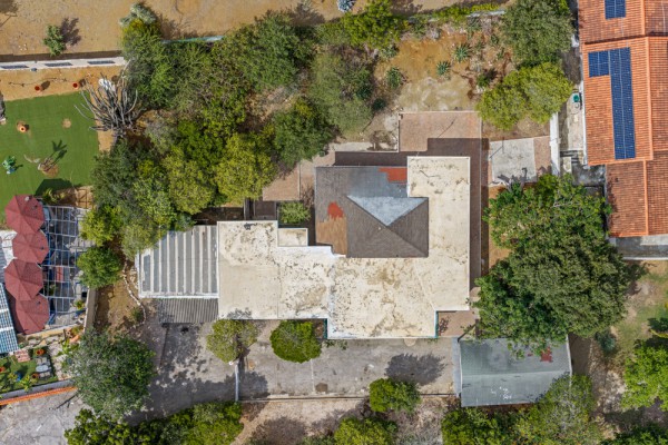 Detached House on a Spacious Lot on Caracasbaaiweg