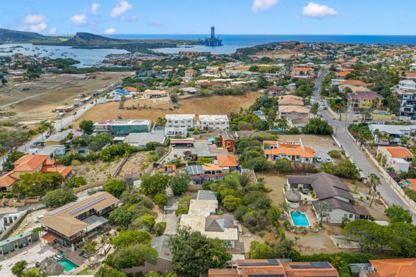 Detached House on a Spacious Lot on Caracasbaaiweg