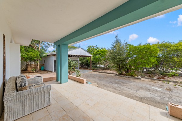 Detached House on a Spacious Lot on Caracasbaaiweg