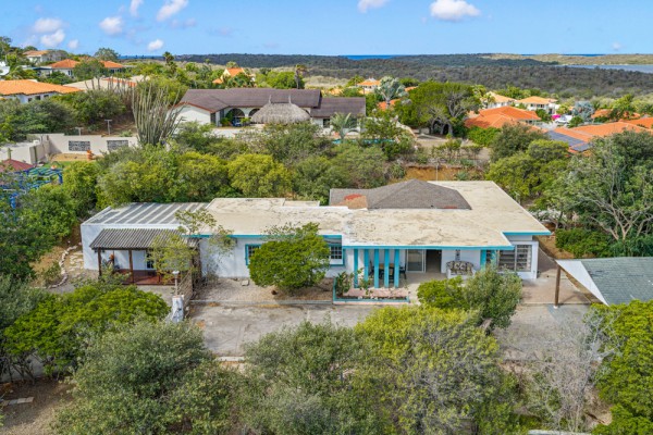 Detached House on a Spacious Lot on Caracasbaaiweg
