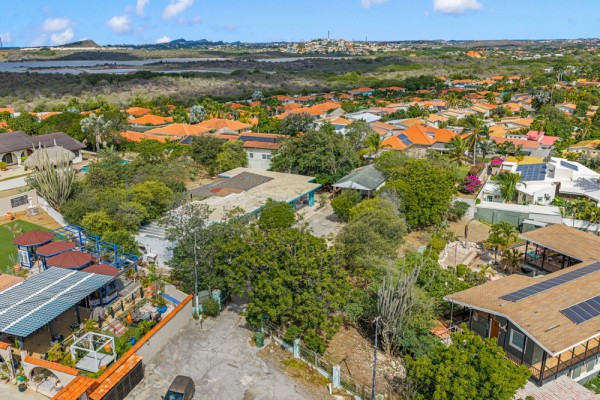 Detached House on a Spacious Lot on Caracasbaaiweg