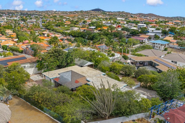 Detached House on a Spacious Lot on Caracasbaaiweg