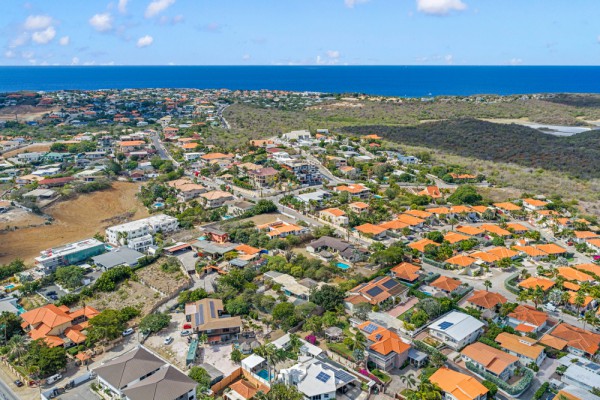 Detached House on a Spacious Lot on Caracasbaaiweg