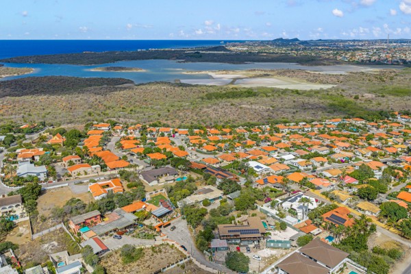 Detached House on a Spacious Lot on Caracasbaaiweg