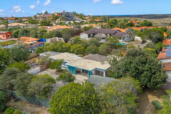 Detached House on a Spacious Lot on Caracasbaaiweg