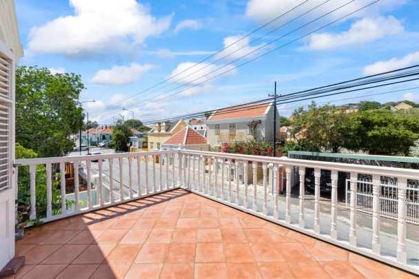 Otrobanda - Spacious monumental townhouse with city garden and parking