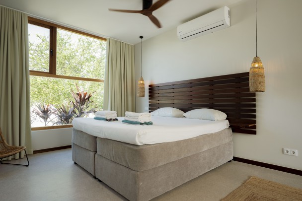 Luxury villa with pool, jacuzzi & sea view near Jan Thiel Beach