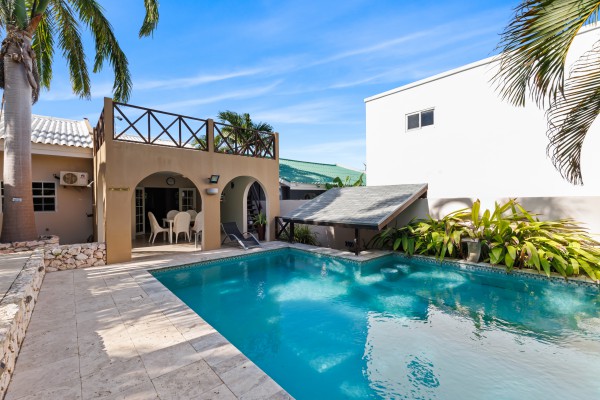 Hanenberg – Tropical vacation home with pool and private bar