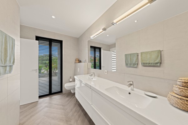Blue Bay – Royale Villa met Zeezicht, Zwembad & 2 Appartementen