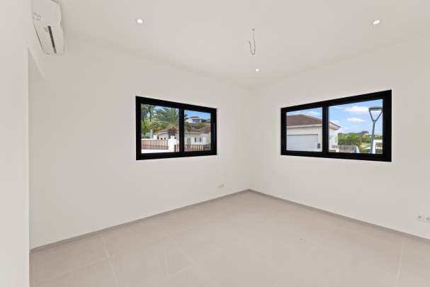 Blue Bay - Luxueze nieuwbouwwoning met 4 slaapkamers en zwembad