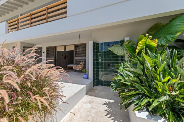 Luxury Villa with 4 Bedrooms, Pool & Guest Suite in Blue Bay