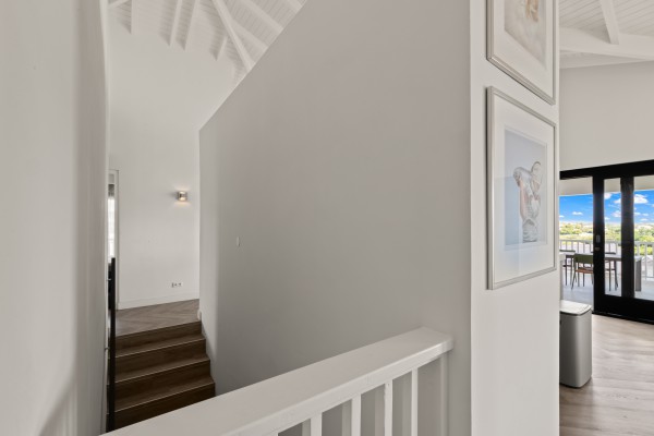 Blue Bay – Royale Villa met Zeezicht, Zwembad & 2 Appartementen