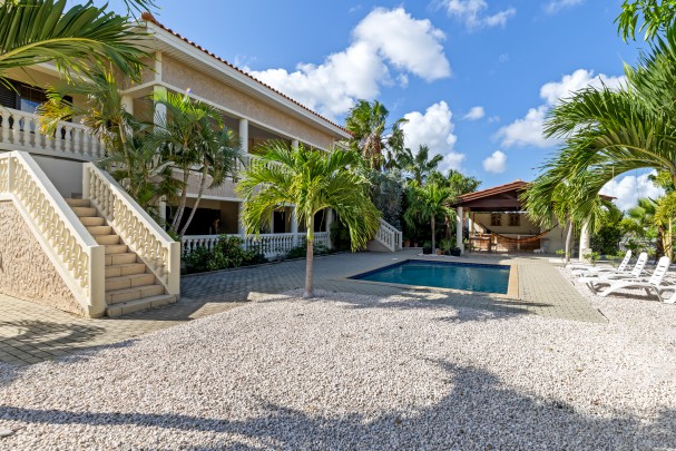 Blue Bay &ndash; Grote villa met twee ruime appartementen