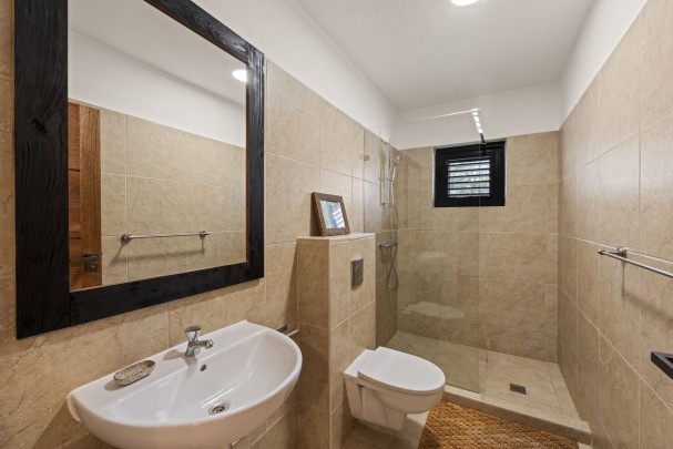 Blue Bay - Stylish 5-Bedroom Villa with Pool on the Golf Course