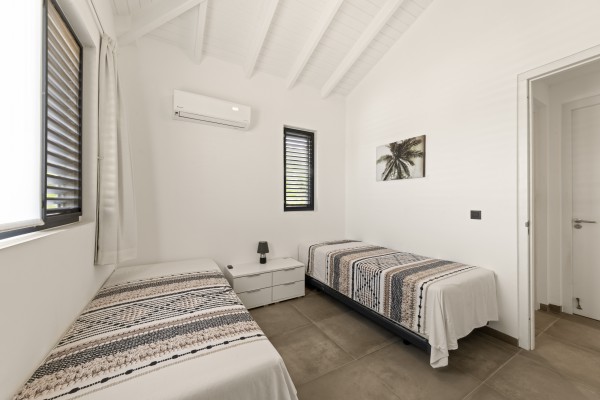 Blue Bay – Charming Villa with Pool and Golf Course Views