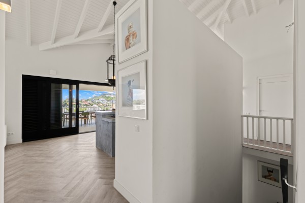 Blue Bay – Royale Villa met Zeezicht, Zwembad & 2 Appartementen