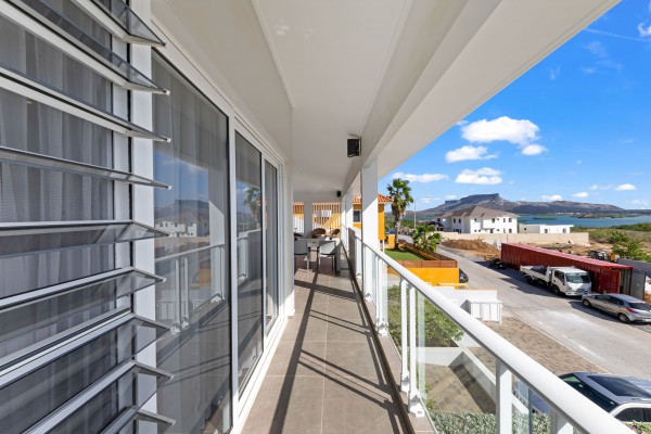 Jan Sofat – Woning met twee appartementen en uitzicht op spaans water