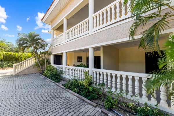 Blue Bay – Grote villa met twee ruime appartementen