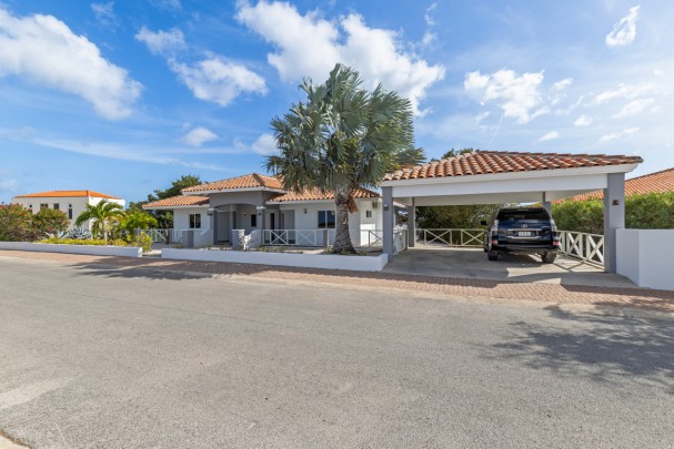 Blue Bay BB 39 &ndash; Ruime villa met zwembad en zeezicht