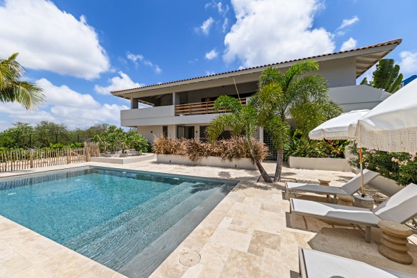 Luxury Villa with 4 Bedrooms, Pool & Guest Suite in Blue Bay