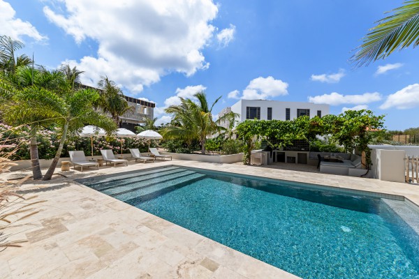 Luxury Villa with 4 Bedrooms, Pool & Guest Suite in Blue Bay