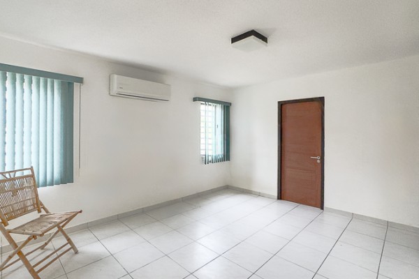 Spacious 3-bedroom villa with separate apartment