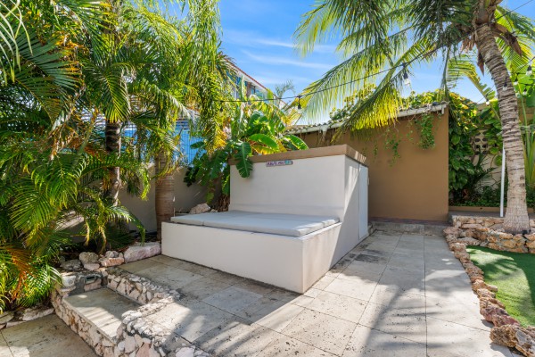 Hanenberg – Tropical vacation home with pool and private bar