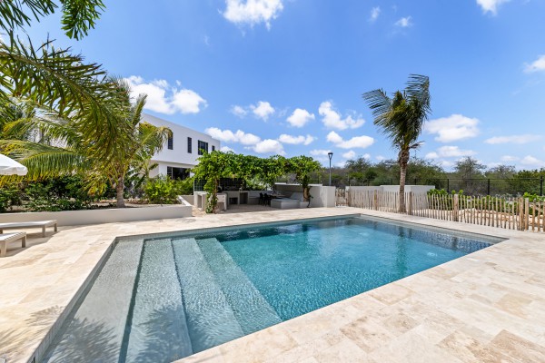 Luxury Villa with 4 Bedrooms, Pool & Guest Suite in Blue Bay