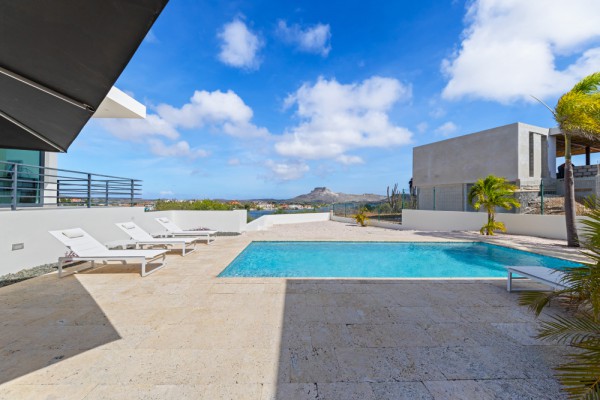 Beautiful Contemporary Villa Overlooking Spanish Water