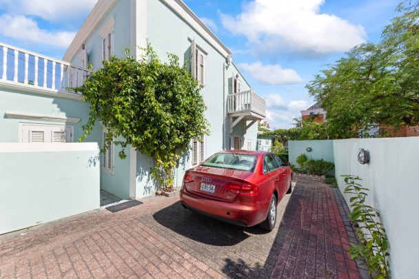 Otrobanda - Spacious monumental townhouse with city garden and parking