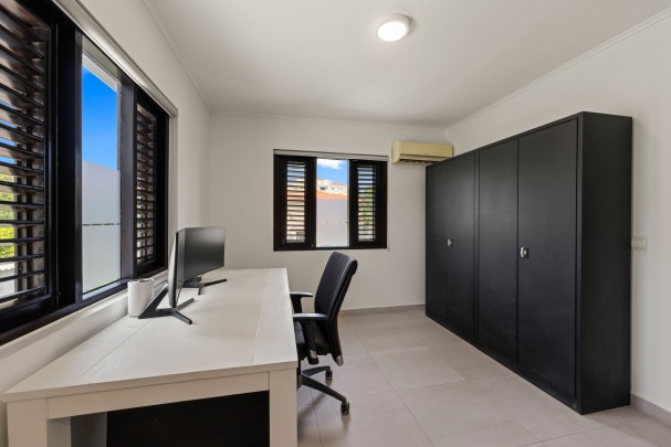 Blue Bay - Stylish 5-Bedroom Villa with Pool on the Golf Course