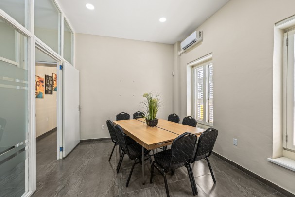 Stylish 10-Office Business Center in Historic Otrobanda