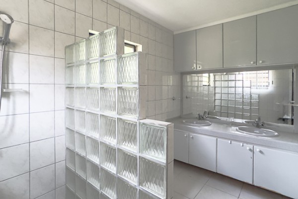 Spacious 3-bedroom villa with separate apartment