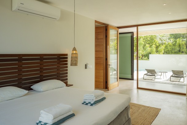 Luxury villa with pool, jacuzzi & sea view near Jan Thiel Beach