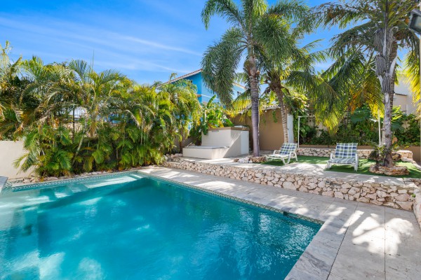 Hanenberg – Tropical vacation home with pool and private bar