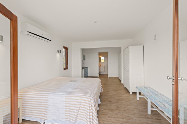 Luxury Blue Bay villa with sea view, pool & guest apartment