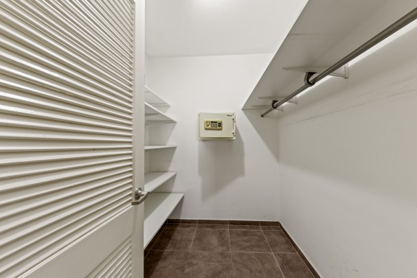 Blue Bay BB-39 – Spacious Villa with Pool and Sea View
